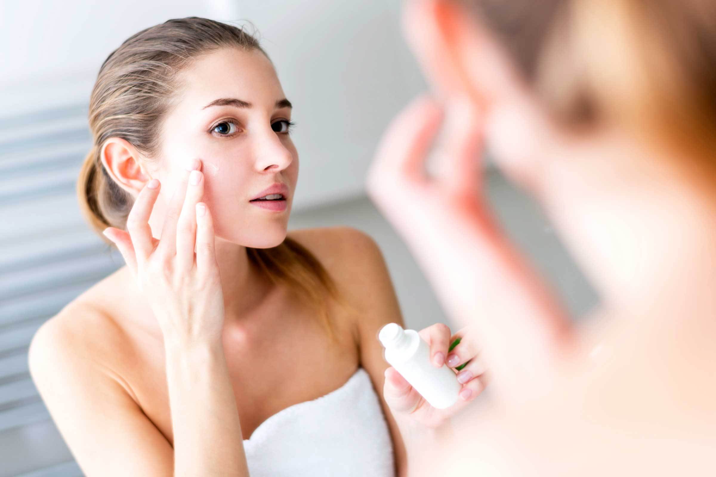 Kem dưỡng ẩm rất cần cho da mụn Thoa kem dưỡng ẩm cho da