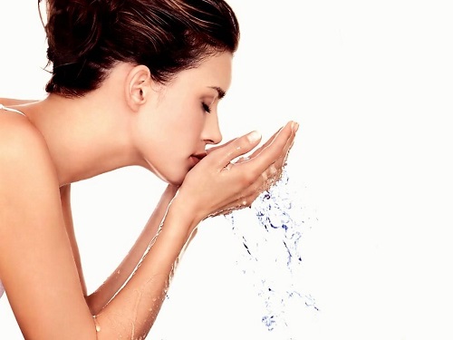 Rửa mặt hằng ngày một cách nhẹ nhàng Rửa mặt hằng ngày