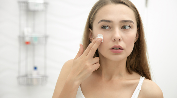 Đừng quên bảo vệ da bằng cách thoa kem chống nắng thao kem chống nắng